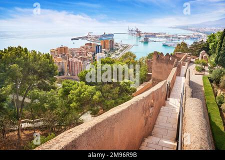 Blick vom Schloss Alcazaba am Hafen, Malaga, Spanien Stockfoto