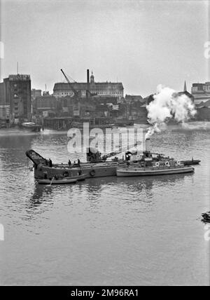 Wrack-Feuerzeug, Schlepper und zwei Boote, Hafenbehörde London. Stockfoto