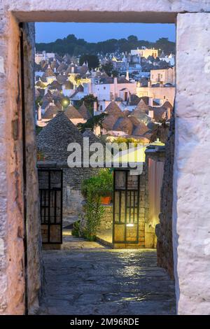 Alberobello, Italien, mit Trulli-Häusern bei Nacht. Stockfoto