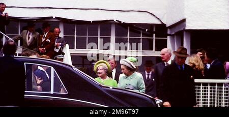 Ihre Majestät Königin Elisabeth II. Mit HM Königin Elisabeth, der Königinmutter, beim Epsom Derby, 1977. Sie gehen in Richtung Royal Car, einem Rolls-Royce Phantom Landaulette. The Derby Stakes, auch bekannt als Epsom Derby oder Derby, findet auf dem Epsom Downs Race Course, Epsom, Surrey, England, UK statt. Archivfoto. Stockfoto