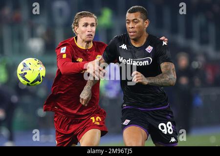 Ola Solbakken von Rom (L) tritt am 15. Januar 2023 im Stadio Olimpico in Rom, Italien, beim italienischen Fußballspiel der Serie A zwischen AS Roma und ACF Fiorentina mit Igor Julio Dos Santos De Paulo von Fiorentina in Fiorentina (R) an - Foto: Federico Proietti/DPPI/LiveMedia Stockfoto