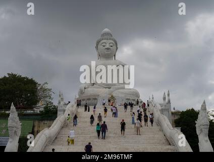 Phuket, Thailand. 30. November 2022. Treppe zum Big Buddha Tempel auf der Insel Phuket. Besucher, die eine Tour durch den Tempel machen. Stockfoto