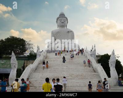 Phuket, Thailand. 30. November 2022. Treppe zum Big Buddha Tempel auf der Insel Phuket. Besucher, die eine Tour durch den Tempel machen. Stockfoto