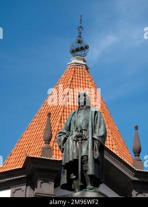 Portugal, Madeira, Funchal: Statue von Joao Goncalves Zarco (c.1390-1471) ein portugiesischer Explorer, der Madeira vor der Banco de Portugal entdeckt haben soll. Stockfoto