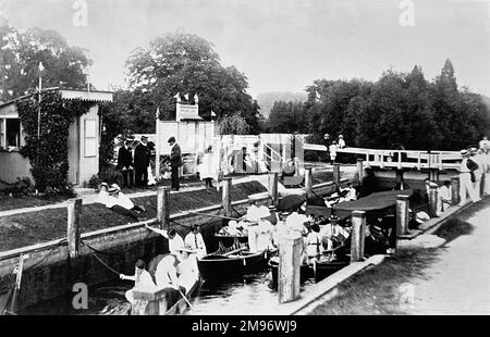 Geschäftige Szene am Shiplake Lock an der Themse, wahrscheinlich Anfang des 20. Jahrhunderts. Stockfoto