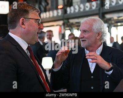 Offenbach, Deutschland. 17. Januar 2023, Hessen, Offenbach/Main: Axel Hellmann (l), Geschäftsführer des DFL, und Rudi Völler sprechen beim DFL Neujahrsempfang miteinander. Foto: Arne Dedert/dpa Credit: dpa Picture Alliance/Alamy Live News Stockfoto