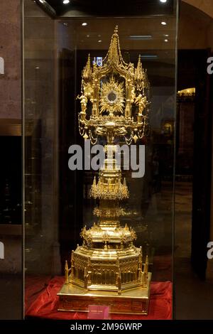 Palma, Mallorca, Spanien - das solide goldene Monstrance an der Kathedrale Sa Seu (erbaut im Jahr 1299). Eine Monstrance, auch bekannt als Ostensorium, ist das Schiff, das in römisch-katholischen, alten katholischen und anglikanischen Kirchen verwendet wird, um den geweihten Eucharistischen Wirt während der Eucharistischen Bewunderung oder Benediction des Heiligen Sakraments zu zeigen. Geschaffen im Mittelalter für die öffentliche Ausstellung von Relikten. Stockfoto