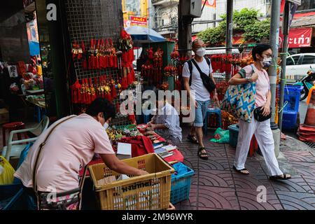 Bangkok, Thailand. 17. Januar 2023. Straßenverkäufer verkaufen chinesische Dekorationen in Bangkok Chinatown. Das chinesische Mondneujahr, das Frühjahrsfest, das am 22. Januar 2023 stattfand, ist ebenfalls der Beginn des Jahres des Hasen. Kredit: SOPA Images Limited/Alamy Live News Stockfoto