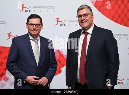 Offenbach, Deutschland. 17. Januar 2023, Hessen, Offenbach/Main: Oliver Leki (l), Geschäftsführer des DFL, und Axel Hellmann, Geschäftsführer des DFL, treffen sich gemeinsam auf dem DFL Neujahrsempfang. Foto: Arne Dedert/dpa Credit: dpa Picture Alliance/Alamy Live News Stockfoto