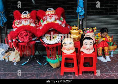 Bangkok, Thailand. 17. Januar 2023. Tanzmasken für Löwen werden in Bangkok Chinatown zum Verkauf angeboten. Das chinesische Mondneujahr, das Frühjahrsfest, das am 22. Januar 2023 stattfand, ist ebenfalls der Beginn des Jahres des Hasen. Kredit: SOPA Images Limited/Alamy Live News Stockfoto