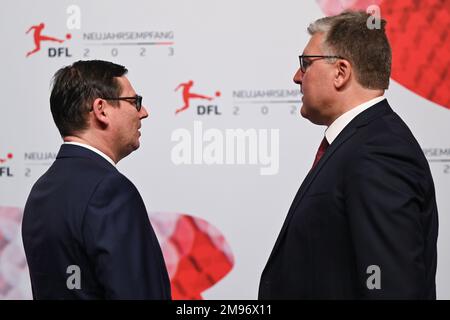 Offenbach, Deutschland. 17. Januar 2023, Hessen, Offenbach/Main: Oliver Leki (l), Geschäftsführer des DFL, und Axel Hellmann, Geschäftsführer des DFL, treffen sich gemeinsam auf dem DFL Neujahrsempfang. Foto: Arne Dedert/dpa Credit: dpa Picture Alliance/Alamy Live News Stockfoto