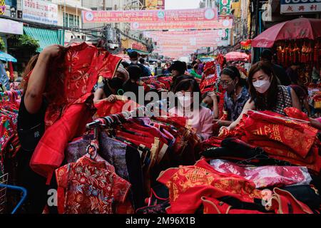 Bangkok, Thailand. 17. Januar 2023. Die Leute sahen, wie sie das chinesische Kostüm für das chinesische Neujahr auswählten. Das chinesische Mondneujahr, das Frühjahrsfest, das am 22. Januar 2023 stattfand, ist ebenfalls der Beginn des Jahres des Hasen. Kredit: SOPA Images Limited/Alamy Live News Stockfoto