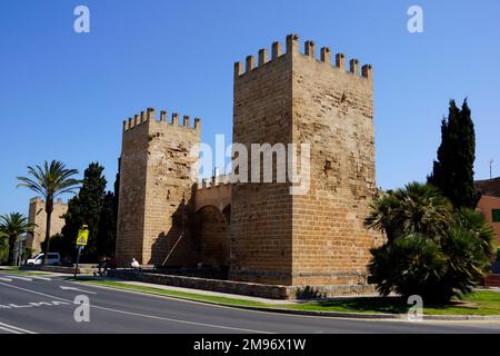 Alcudia, Mallorca, Spanien - Stadt umgeben von mittelalterlichen Mauern und Türmen. Stockfoto