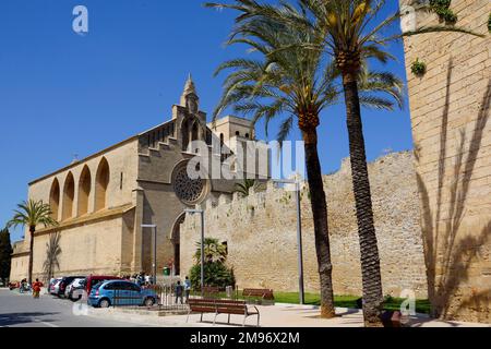 Alcudia, Mallorca, Spanien. Die Kirche St. Jaume wurde Anfang des 13. Jahrhunderts erbaut und liegt neben der alten Stadtmauer. Stockfoto