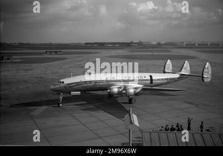 Air France Lockheed L-1049G Super Constellation F-BHMJ im Taxi am Flughafen London. Stockfoto