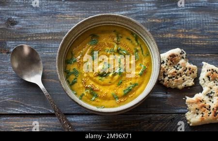 Indische Masurdalsuppe mit Linsen, Kurkuma, Ingwer und Kräutern, Draufsicht Stockfoto