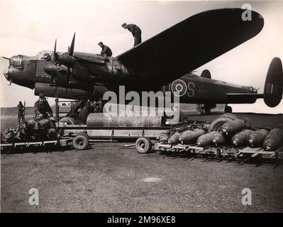 Avro Lancaster I, R5868, „S“ für Zucker, wird bombardiert. Der Veteran von 137 Kriegsgefangenen war ursprünglich als Torwächter auf der ehemaligen Basis RAF Scampton erhalten, ist aber derzeit als Teil der Bomber Command Aircraft Collection im RAF Museum, Hendon, ausgestellt. Stockfoto