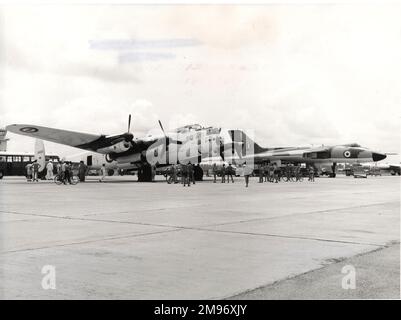 Ex-französische Luftwaffe Avro Lancaster VII, WU15, G-ASXX, (ursprünglich NX611) neben Avro Vulcan, XM605, in RAAF Butterworth, Nordmalaya nach Übernahme durch die Historic Aircraft Preservation Society. Dieses Flugzeug wurde später zum Torwächter der RAF Scampton, befindet sich aber jetzt im Lincolnshire Aviation Heritage Centre, East Kirby. Es wurde in einen steuerbaren Zustand wiederhergestellt. Stockfoto