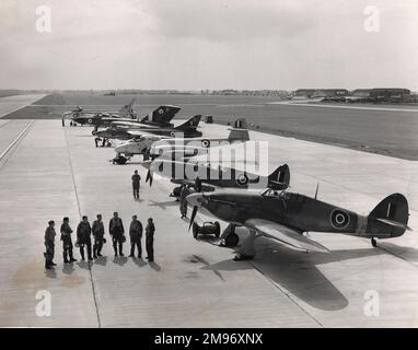 Sechs Generationen von RAF-Kämpfern stellen sich auf der Rollbahn auf. Hawker Hurricane IIC, LF363; Supermarine Spitfire PRXIX, PM631; Gloster Meteor F8, WL164; Hawker Hunter F6, XK136; Gloster Javelin F(AW)9, XH894 und English Electric Lightning F1, XM137. Stockfoto