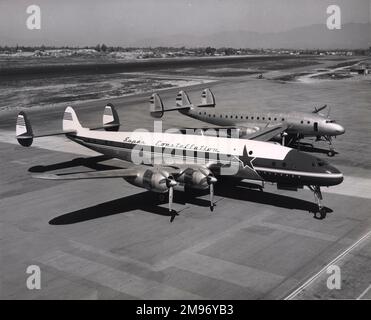 Das erste Lockheed Model 1049 Super Constellation, N67900, neben einer Standard Constellation. Stockfoto