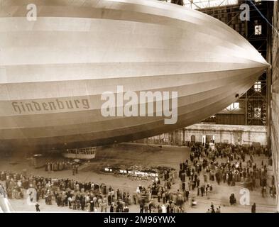 Luftschiffbau Zeppelin LZ 129 Hindenburg nach seiner Ankunft in Lakehurst, New Jersey, am 10. Mai 1936 nach seinem ersten Flug von Friedrichshafen nach Nordamerika. Die Hindenburg sollte 50 Passagiere in einem regelmäßigen Linienflugverkehr über den Nordatlantik in Luxus befördern, doch die Zerstörung durch Feuer während der Landung in Lakehurst in den frühen Morgenstunden des 7. Mai 1937 beendete das „goldene Zeitalter“ der großen Passagierluftschiffe, die in den 1930er Jahren beobachtet wurden. Stockfoto