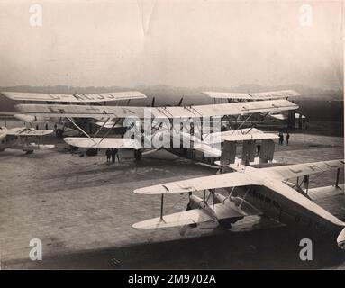 A de Havilland DH86, G-ACPL (Vordergrund); Handley Page HP42, G-AAX?; zwei kurze L17s, G-ACJJ, Scylla und G-ACJK, Syrinx, und ein Boulton & Paul P71A, G-ACOX, Boadicea, von Imperial Airways, am Flughafen Croydon im März 1935. Stockfoto