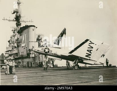 Vought F7U-3 Cutlass, 128454, mit gefalteten Flügeln auf USS Midway. Stockfoto