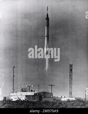 Die Mercury-Redstone-Rakete, die Virgil Grissom auf dem zweiten bemannten suborbitalen Raumflugzeug der USA transportierte, hebt ab. Die Quecksilberkapsel hieß Liberty Bell 7. 21. Juli 1961 Stockfoto