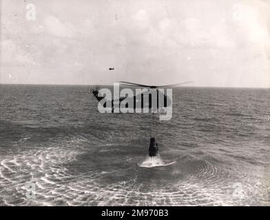 Ein Sikorsky UH-34 Hubschrauber hebt die Mercury-Kapsel Freedom 7 aus dem Atlantik nach dem ersten US-Raumflugzeug mit Astronaut Alan B. Shepard. 5. Mai 1961 Stockfoto
