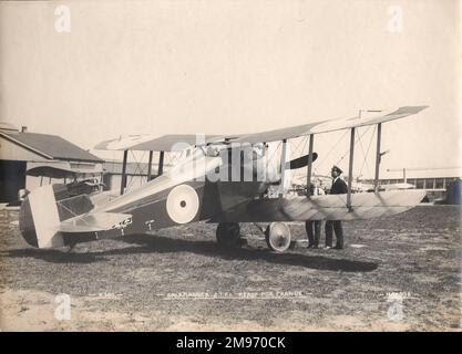 Am 9. Mai 1918 bereitet sich Captain H. Robin Rowell in Brooklands auf den Start nach Frankreich im ersten Sopwith TF2 Salamander E5429 vor. Der Marineoffizier auf dem Foto ist Lieutenant Denis Allen. Stockfoto