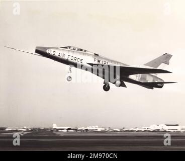 Der Jungfernflug des ersten nordamerikanischen F-100D Super Sabre, 54-2121, geflogen von Dan Darnell. Stockfoto