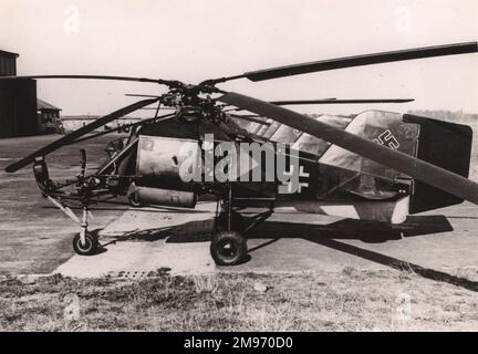 Eine Reihe von Flettner FL282 Kolibri Helikoptern. Dieser Hubschrauber hatte zwei ineinander greifende Rotoren und sollte von Kreuzern aus eingesetzt werden, um bei U-Boot-Patrouillen zu beobachten. Stockfoto