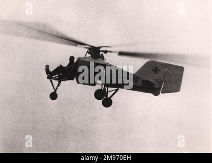 Flettner FL282 Kolibri Hubschrauber im Flug. Dieser Hubschrauber hatte zwei ineinander greifende Rotoren und sollte von Kreuzern aus eingesetzt werden, um bei U-Boot-Patrouillen zu beobachten. Stockfoto