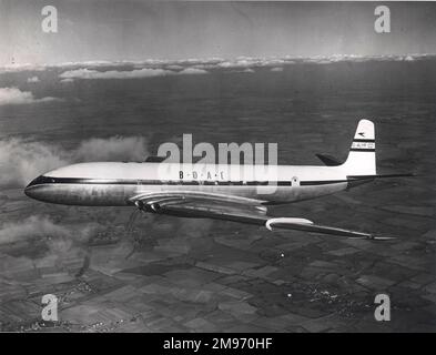 De Havilland DH106 Comet 1, G-ALYP, von BOAC. Dieses Flugzeug führte am 2. Mai 1952 den ersten planmäßigen Passagierdienst eines Flugzeugs mit Düsenantrieb durch. Das Flugzeug brach am 10. Januar 1954 in der Nähe der Insel Elba in der Luft zusammen, mit dem Verlust aller an Bord. Stockfoto