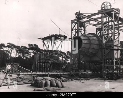 Ein früheres Fairey Fireflash-Luft-Raketenmodell, das auf einem Flügel vor dem Blastunnel bei Boscombe Down montiert ist. Auch heute noch im Einsatz, obwohl die vier RR Merlin-Motoren durch Elektromotoren ersetzt wurden. Stockfoto