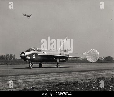 Der zweite Prototyp English Electric Lightning T4, XL629, hält mit Hilfe eines Fallschirms an. Stockfoto