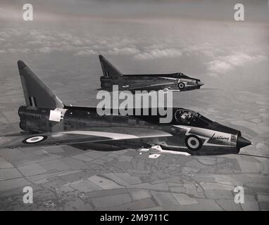 Der erste Prototyp von English Electric Lightning T4, XL628, in Betrieb mit der Entwicklung Lightning F1, XG331. Stockfoto