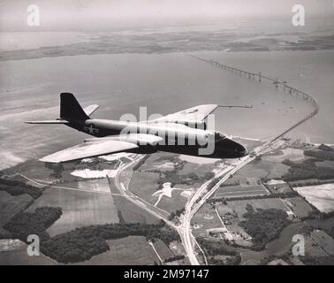 English Electric Canberra B2, WD932, fliegt mit USAF-Markierungen über Baltimore. Stockfoto