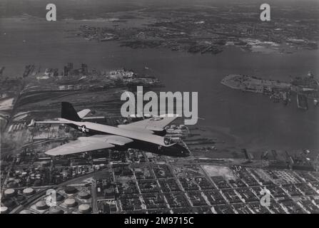 English Electric Canberra B2, WD932, fliegt mit USAF-Markierungen über Baltimore. Stockfoto