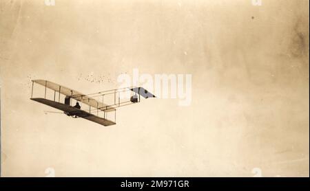 Der 1911. Wright-Gleiter im Flug mit Orville Wright. Stockfoto