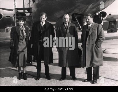 Von links: Lady and Lord Trenchard, Sir Geoffrey de Havilland und Major Frank Halford vor dem ersten Prototyp des Havilland Comet-Flugzeugs, 1. März 1950, nach ihrem Flug. Lady Trenchard wird die erste Frau, die im Kometen fliegt. Stockfoto