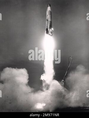 Ein Teststart vom Raketentestzentrum der Luftwaffe in Cape Canaveral eines Convair Atlas ICBM. Stockfoto