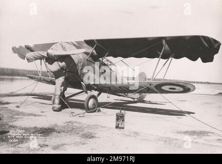 Hawker Hart, K3012, wurde mit einem Bristol Perseus-Radialreifen und einem geschlossenen Cockpit ausgestattet und für Kaltwetterversuche in Kanada verwendet. Es ist hier mit einem Clayton und Lambert's Blastopf zu sehen. Stockfoto