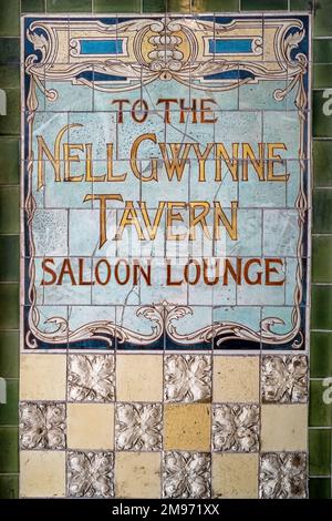 London, Vereinigtes Königreich - 16. April 2022: Die klassischen Fliesen vor der Nell Gwynne Tavern in Bull Inn Court, Covent Garden. Nell war der berüchtigte 17. Jahrhundert A. Stockfoto