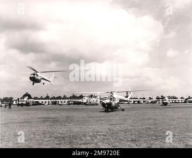 Drei Bristol sycamores (eine Mk3 und zwei Mk3As) von British European Airways eröffnen einen Linienflugdienst zwischen Southampton (Flughafen Eastleigh), London Airport und Northolt. Die Hubschrauber kommen vom Flughafen London. Die Preise betrugen 30 Shilling, Einzel- und £2 10 Shilling, monatliche Rendite. Stockfoto