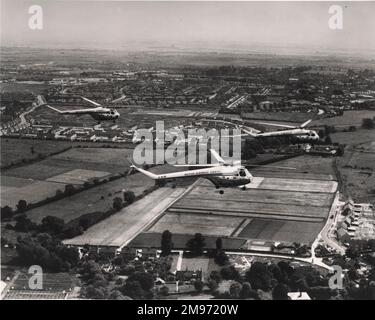 Drei Bristol sycamores (eine Mk3 und zwei Mk3As) von British European Airways eröffnen einen Linienflugdienst zwischen Southampton (Flughafen Eastleigh), London Airport und Northolt. Die Hubschrauber sind auf dem Weg vom Flughafen London nach Northolt. Die Preise betrugen 30 Shilling, Einzel- und £2 10 Shilling, monatliche Rendite. Stockfoto