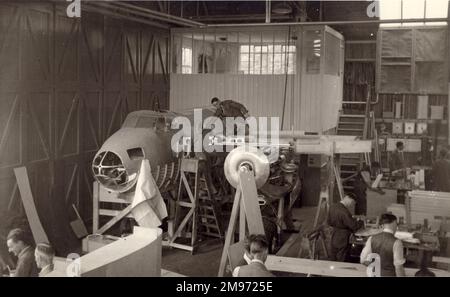 Montage des ersten Prototyps von Havilland Mosquito (W4050) in Salisbury Hall. Stockfoto