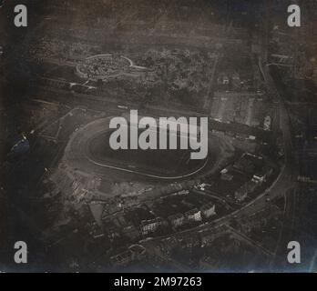 Diese Aussicht wird in nordöstlicher Richtung aufgenommen und zeigt die Region nördlich der Fulham Road in der Nähe des Fußballplatzes der Stamford Bridge. Der Sportplatz wird durch die große elliptische Fläche mit den überdachten Ständen auf der westlichen Seite dargestellt, während die breite kurvenreiche Straße rechts vom Foto die Fulham Road ist. Die West London Extension Railway verläuft unter der Fulham Road und verläuft von links nach rechts, während die Abzweigung zur Waltham Green Station links auf dem Bild zu sehen ist. Auf der unteren Seite der Eisenbahn links befindet sich das große Gebäude des Westers Stockfoto