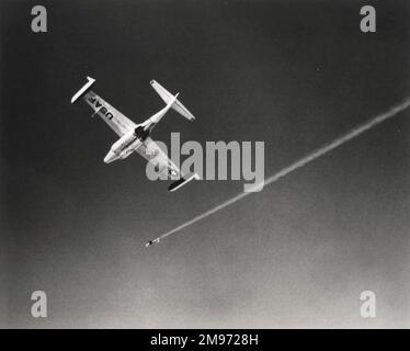 Eine von einer Northrop RP-76 angetriebene Zieldrohne nach dem Start von einem Northrop F-89 Scorpion. Stockfoto