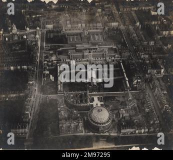 Als der Ballon fast über dem Albert Memorial in Kensington Gardens lag, wurde dieses Foto in südlicher Richtung aufgenommen. Auf einem Bild sind die meisten Regierungsgebäude in South Kensington zu sehen. Die beiden langen Straßen rechts und links vom Foto sind Queen’s Gate und Exhibition Road. Von unten beginnen die Albert Hall, die Royal School of Music, die London University, das Imperial College of Science and Technology und das Natural History Museum. Links neben dem Foto befindet sich das neue Victoria and Albert Museum. Der Ballon Stockfoto